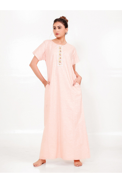 The Kaftan Company By Styli قميص نوم من القطن والفسكوز بلون الخوخ مع تطريز عل...