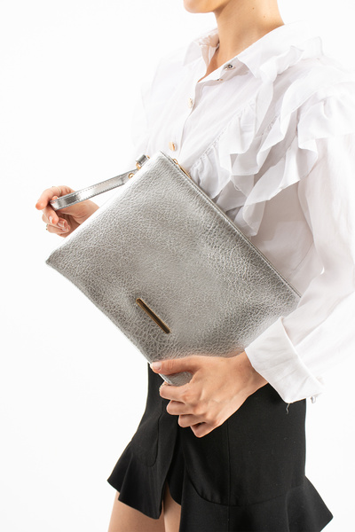 DEV 3 ADAM Ασημί γυναικεία τσάντα clutch από συνθετικό δέρμα με λουράκι καρπο...