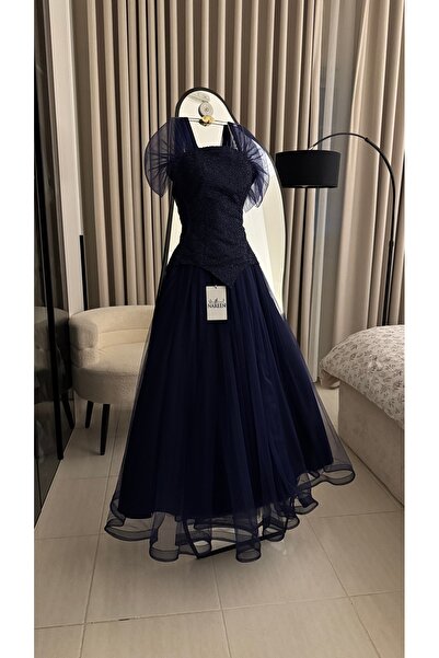 Nareen Fashion فستان سهرة فاخر باللون الكحلي الملكي، يتميز بتصميم أنيق يجمع ب...