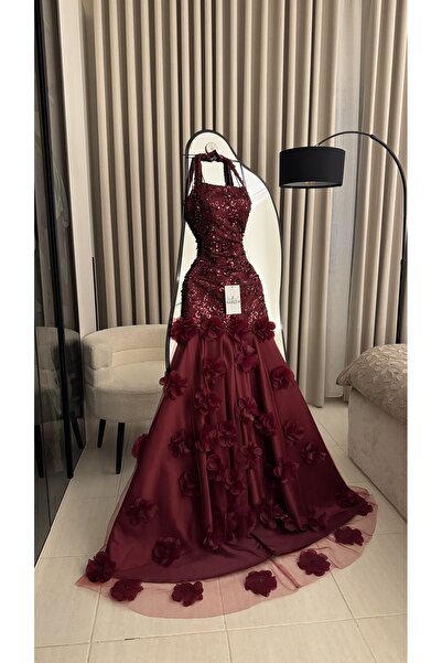 Nareen Fashion فستان سهرة فاخر باللون البرغندي الملكي، بتصميم يجمع بين الفخام...