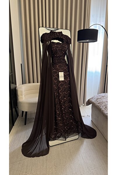 Nareen Fashion فستان سهرة فاخر باللون البني الداكن، بتصميم راقٍ يبرز القوام ب...