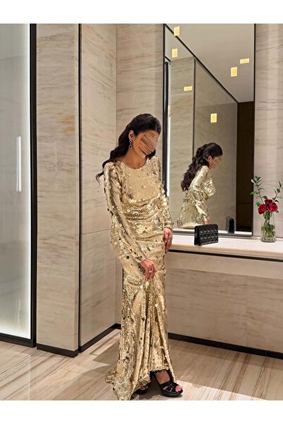 FASHION فستان ذهبي براق بالترتر ذو أكمام طويلة وتصميم ضيق يبرز القوام بكل أنث...
