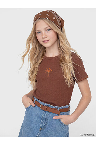 LC Waikiki Trendlucky Girls' T-Shirt with Embroidered Oval Collar and Contras...