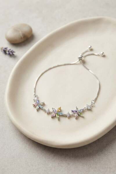 Inure Jewelry سوار من النحاس الفضي اللون مع زهرة مرصعة بحجر الزركون وحلقة قاب...