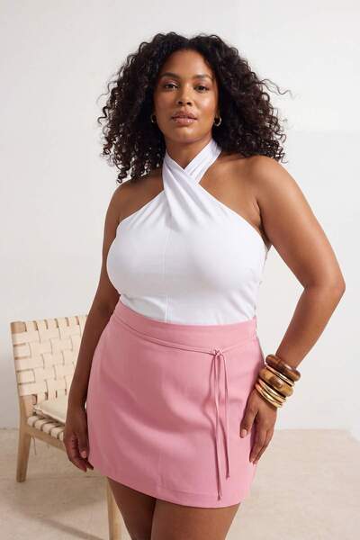 Trendyol Curve Rosa dünner Gürtel mit detaillierten Details, Mini-Shorts, Roc...