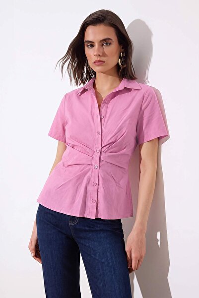 TRENDYOLMİLLA Limited Edition Pembe Bele Oturan Asimetrik Fitted Gömlek TWOSS...