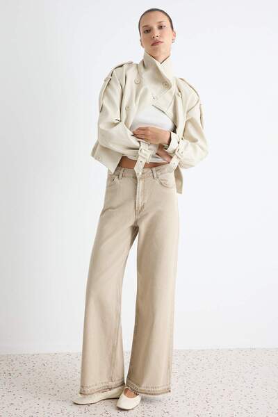 Trendyol Collection بنطلون جينز واسع الساق بخصر مرتفع وتفاصيل مغسولة باللون ا...