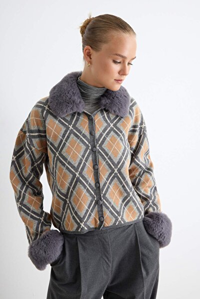 TRENDYOLMİLLA Bej Çıkartılabilir Suni Kürklü Simli Crop Triko Hırka TWOAW24HI...