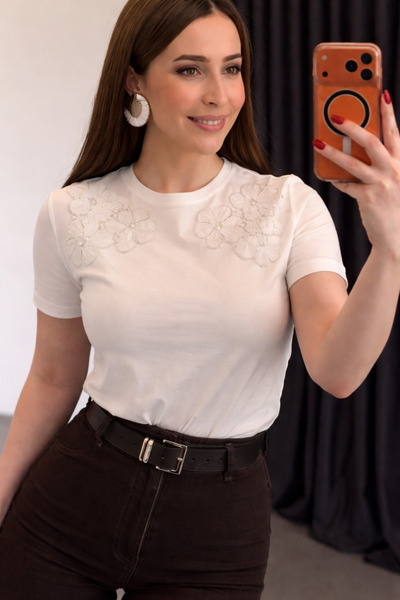 Perry Boutique Γυναικείο μπλουζάκι με κεντημένα λουλούδια στους ώμους