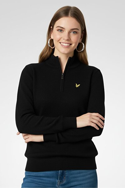 Lyle & Scott بلوزة نسائية برقبة عالية وأكمام طويلة مع شعار مطرز، باللون الأسود