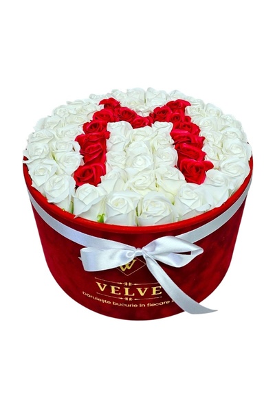 velve Aranjament floral litera cu 55 trandafiri de sapun in cutie rotunda cat...