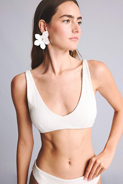 DeFacto Regular Fıt Kırışık Dokulu Kumaş Kapalı Beyaz Bikini Üstü G3996AX26SM