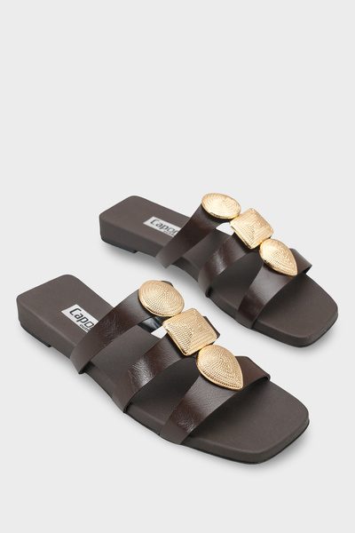 Capone Outfitters Ребека Удобни дамски чехли с плосък връх, с метални аксесоа...