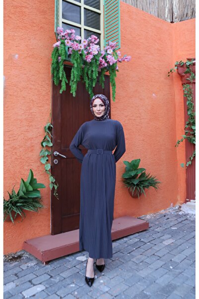 NİSUM MODA KOMPLE PİLİSELİ VE KEMERLİ UZUN ELBİSE