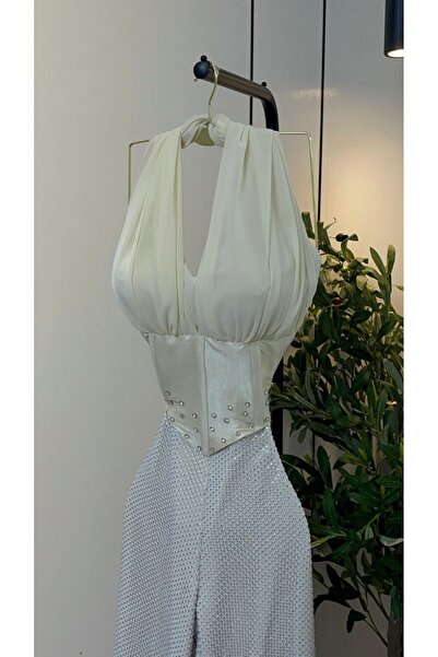 Model Leyna Stunning White Evening Dress That Combines Elegance