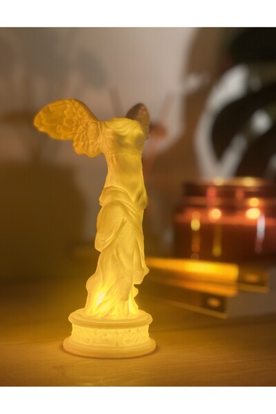 Nike (Zafer Tanrıçası) Heykeli Aydınlatmalı Dekoratif Biblo – Klasik Sanat Figürlü Estetik Ev Dekoru