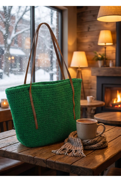 Meya design Elegant Touch: Hand-Knitted Shoulder Bag Made from Felt Yarn
