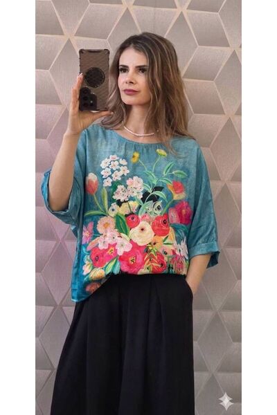 GLAMSI Oversized, loose and feminine satin blouse