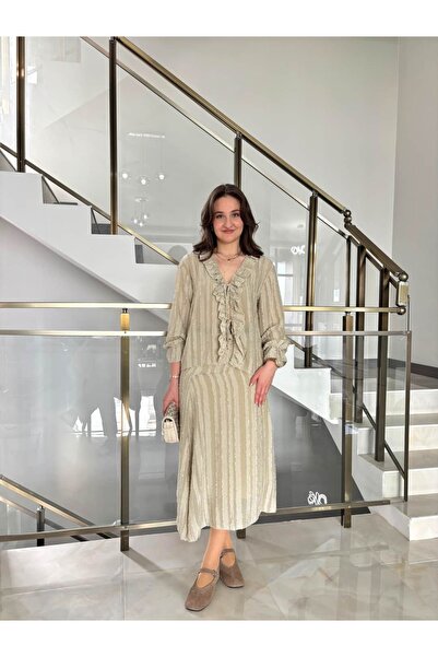 Sude Kızanlıklı Self-Textured Ruffled Blouse Skirt Set