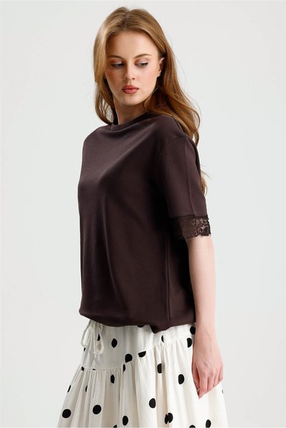 ROSE ARYA Brown_T-Shirt with Lace Detail on the Sleeves