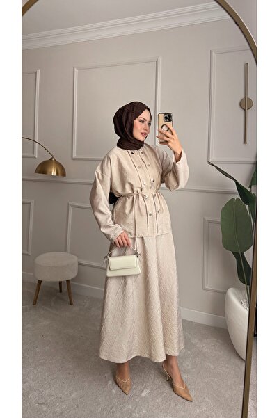 ensade بلوزة ليورا مع إكسسوارات أزرار وتنورة مطاطية عند الخصر، تصميم محتشم، ط...