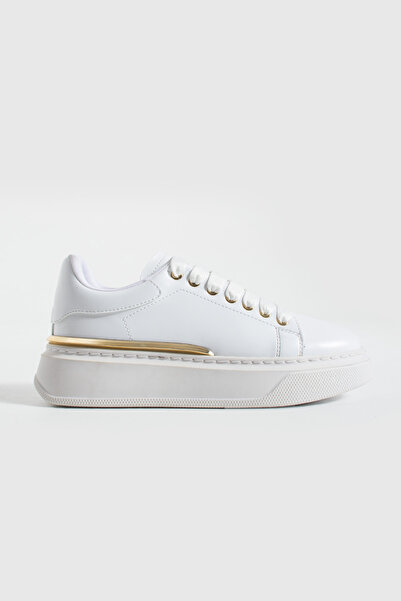 Siena Shoes حذاء رياضي نسائي من Sovix مزين باللون الذهبي ورباطات باللون الأبيض