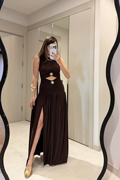 Gizem Ecemiş Waspe Acı Kahve Göbek Dekolteli Aksesuarlı Elbise