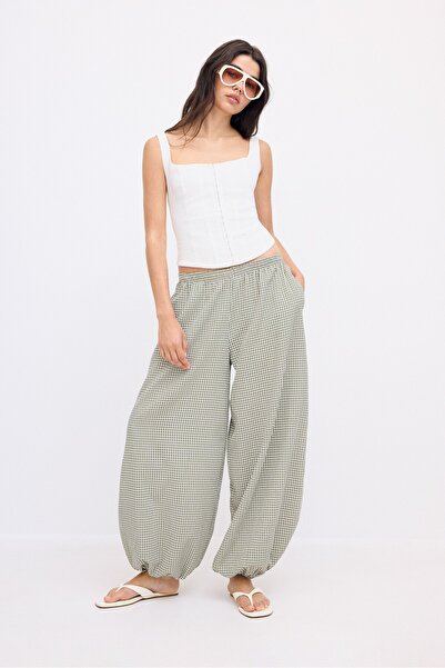 Stradivarius Kare desenli volümlü pantolon