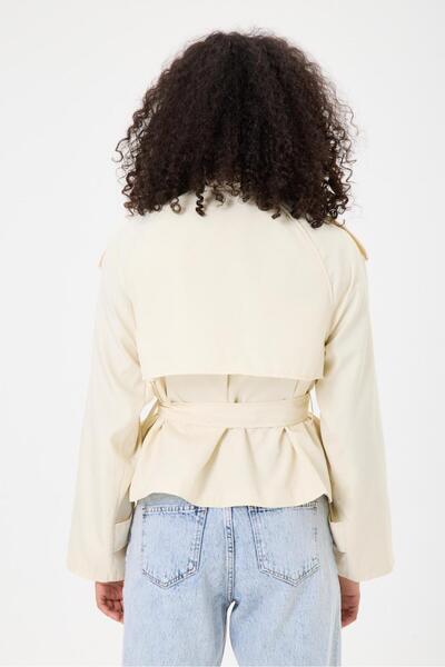 IJAN GiYiM Parille Trench Coat with Stand Collar and Back Windbreaker Detail