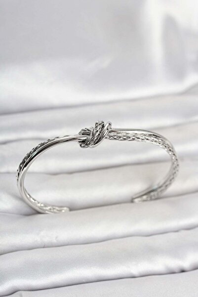 Inure Jewelry سوار نسائي من النحاس بتصميم عقدة فضية اللون