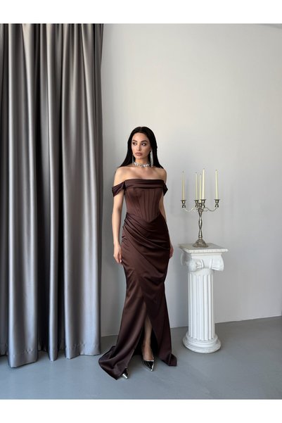Serica Moda Rochie de seară lungă din satin maro, cu decolteu bărcuță și șliț