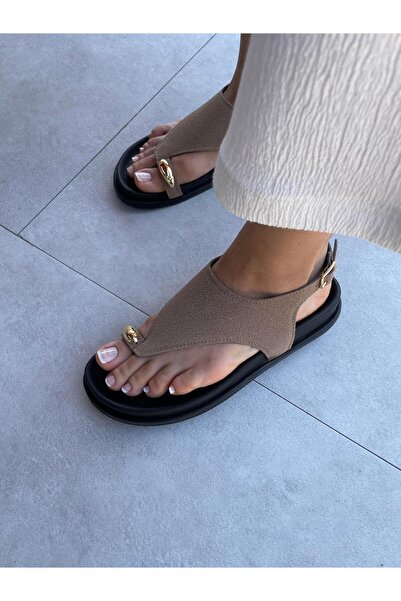 Elvinin Tarzı Dina Camel Süet Renk Akseusar Detaylı Düz Taban Sandalet
