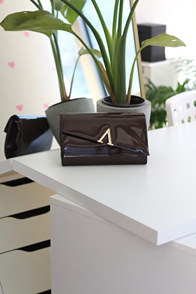 Moom Bag حقيبة كتف نسائية من الجلد اللامع بلون بني غامق مع سلسلة وإكسسوارات ع...