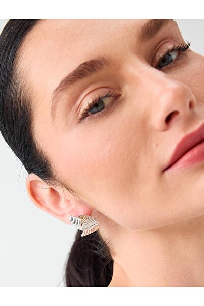 Jimmy Key أقراط فضية اللون بتصميم عصري لامع