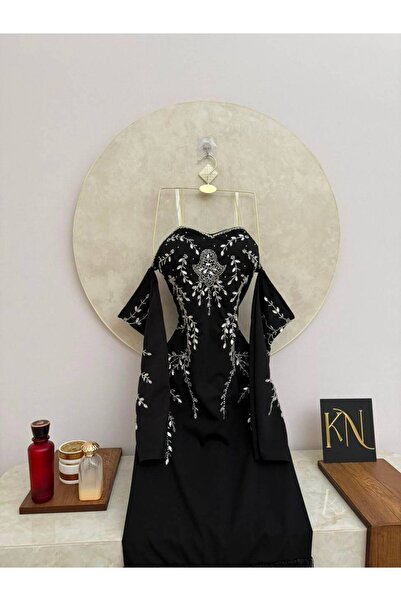 NALA FASHION فستان سهرة أسود فاخر بتصميم يجمع بين الرقي الكلاسيكي واللمسة العصرية الجريئة،