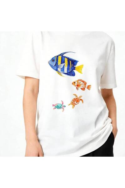212Wear تي شيرت نسائي أبيض بطباعة سمكة وسلحفاة بحرية ملونة، مصنوع من القطن بن...