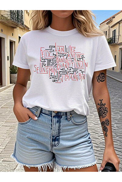 212Wear تي شيرت نسائي برقبة دائرية وأكمام قصيرة يتميز بطباعة فنية على شكل متا...