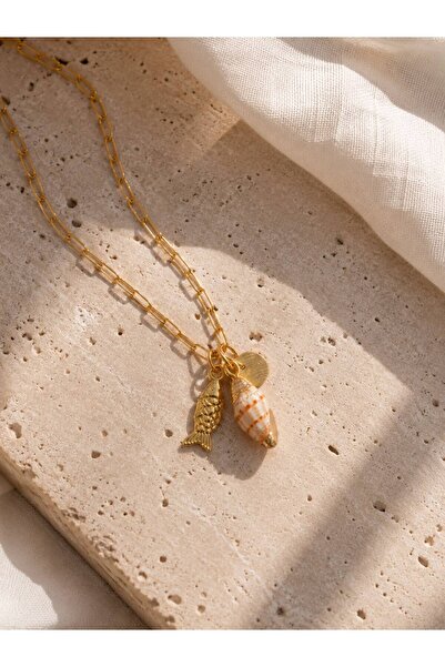 Serenity Atelier Boutique SAB قلادة من الفولاذ الذهبي على شكل سمكة وصدفة بحرية
