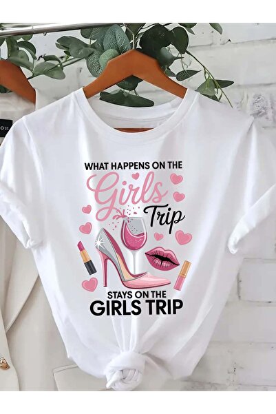 01THEONE تي شيرت مطبوع عليه عبارة "WHAT HAPPENS Trip STAYS ON THE TRIP" بأكما...
