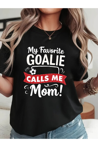 01THEONE تي شيرت نسائي مطبوع عليه "My Favorite Goalie Calls Me Mom" برقبة دائ...
