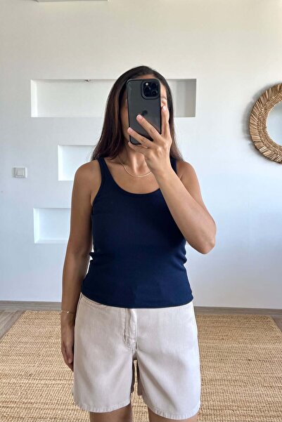 butikhola قميص رياضي مخطط باللون الأزرق الداكن مع ياقة على شكل حرف U
