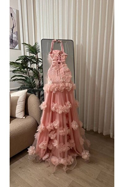 FASHION فستان وردي ناعم بياقة هولتر، بداخل دانتيل مفرغ ومزين بزهور بارزة ثلاث...