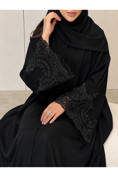 The Legend عباية كريب اسود فاخر مع دانتيل بالاكمام والطرحه