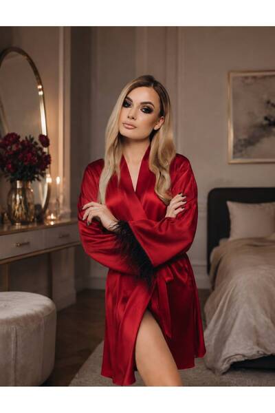 Sandrada SD Halat Satin Roșu Damă cu Pene Negre Decorative – Elegant, Luxos ș...