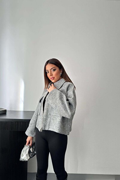 Clothes Fast سترة نسائية رمادية اللون بجيوب مزودة بسحاب وياقة قميصية وقصة قصيرة