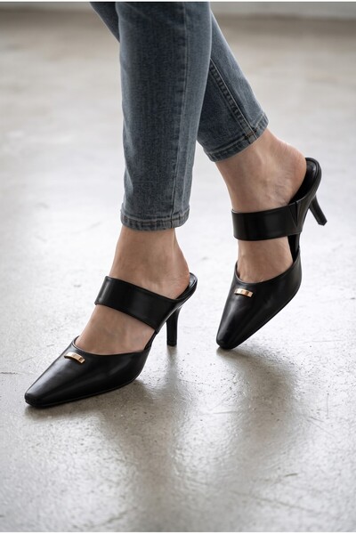 KNEZ Luffy Flat-Toe Buckle Detailed Heeled Slippers