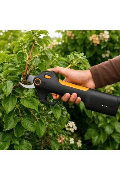 FiSKARS Akülü Budama Makası Bypass M Batarya Dahil 1082297