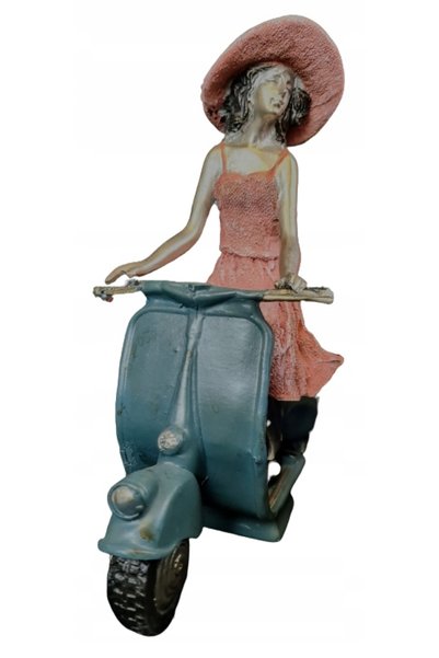 NO BRAND FIGURINĂ FEMEIE PE SCUTER 24 CM CADOU