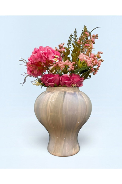 TagerElSaadah Ceramic vase decorated with a bouquet of artificial flowers