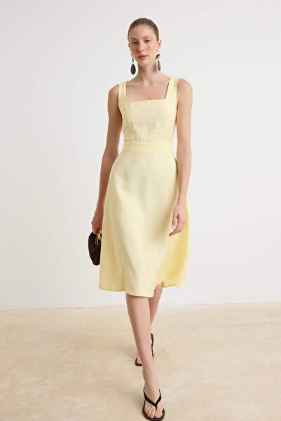 Trendyol Collection فستان أصفر متوسط الطول منسوج أكثر استدامة TWOSS26EL00289